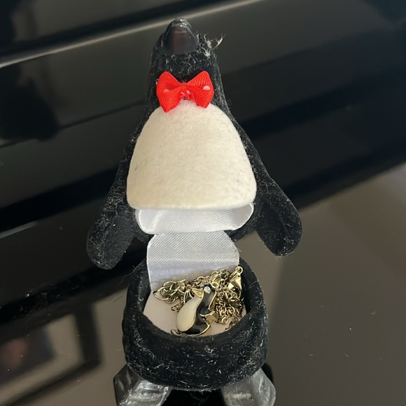Penguin case with penguin necklace inside - Picture 5 of 5